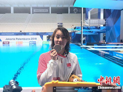 ��԰�۴�󷽷��ڳ�POSE����Ц�š����ѡ����ߣ�����ƬҪ��������һ��������Ҫ��С�㡣��

��Ԫ����